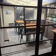 夜風が心地よい開放的なテラス席は、2名様掛けのテーブルを2卓ご用意しております。お席を結合することで最大5名様まで一緒にご利用いただくことが可能です。春には美しい桜を眺めながら、高知の銘酒を嗜む贅沢なひとときをお過ごしいただけます。季節の移ろいを感じながら、特別な夜をごゆっくりとお楽しみください♪