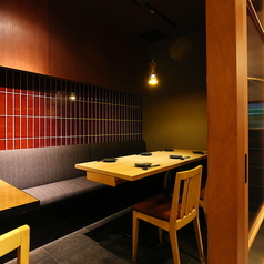 4名様＋6名様用のテーブルを配した、7～10名様でご利用いただける扉付きの完全個室です。