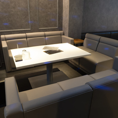 最大8名様までご利用いただけるソファー席をご用意しております。少人数のグループでのご使用に最適です。