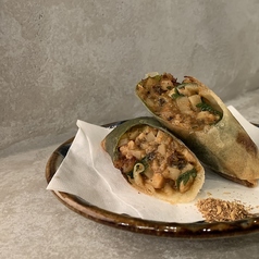 鰻と根菜と大葉の春巻き