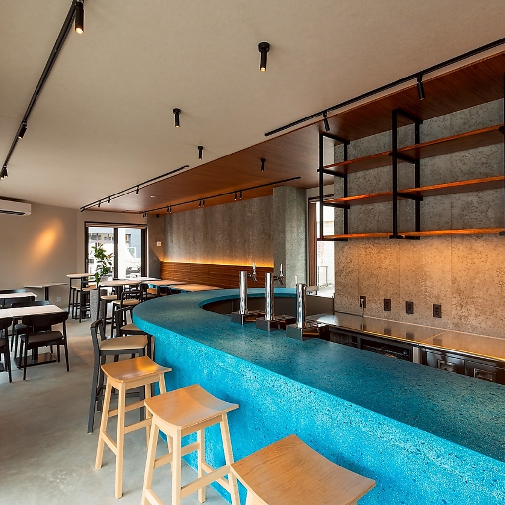 海辺のカフェのような洗練されたインテリア、白を基調にした瀟洒な店先は「特別な」待ち合わせにも