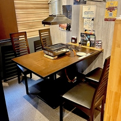 半個室のテーブル席。テーブル席同士の席の結合可能です。