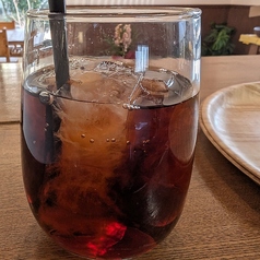 ソフトドリンク各種（コーラ　アイスティ　マンゴージュース、リンゴジュース、コーヒー、抹茶ラテ等々