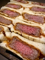 料理メニュー写真 厚切りランプ肉の牛カツサンド
