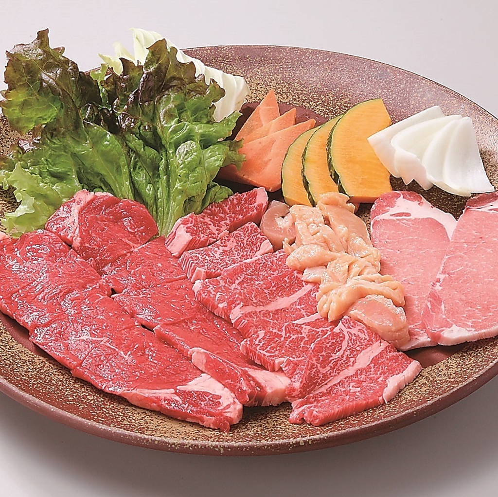 家族で、お仲間で！人気メニューを集めた大皿盛りがおすすめです♪5280円(税込)～