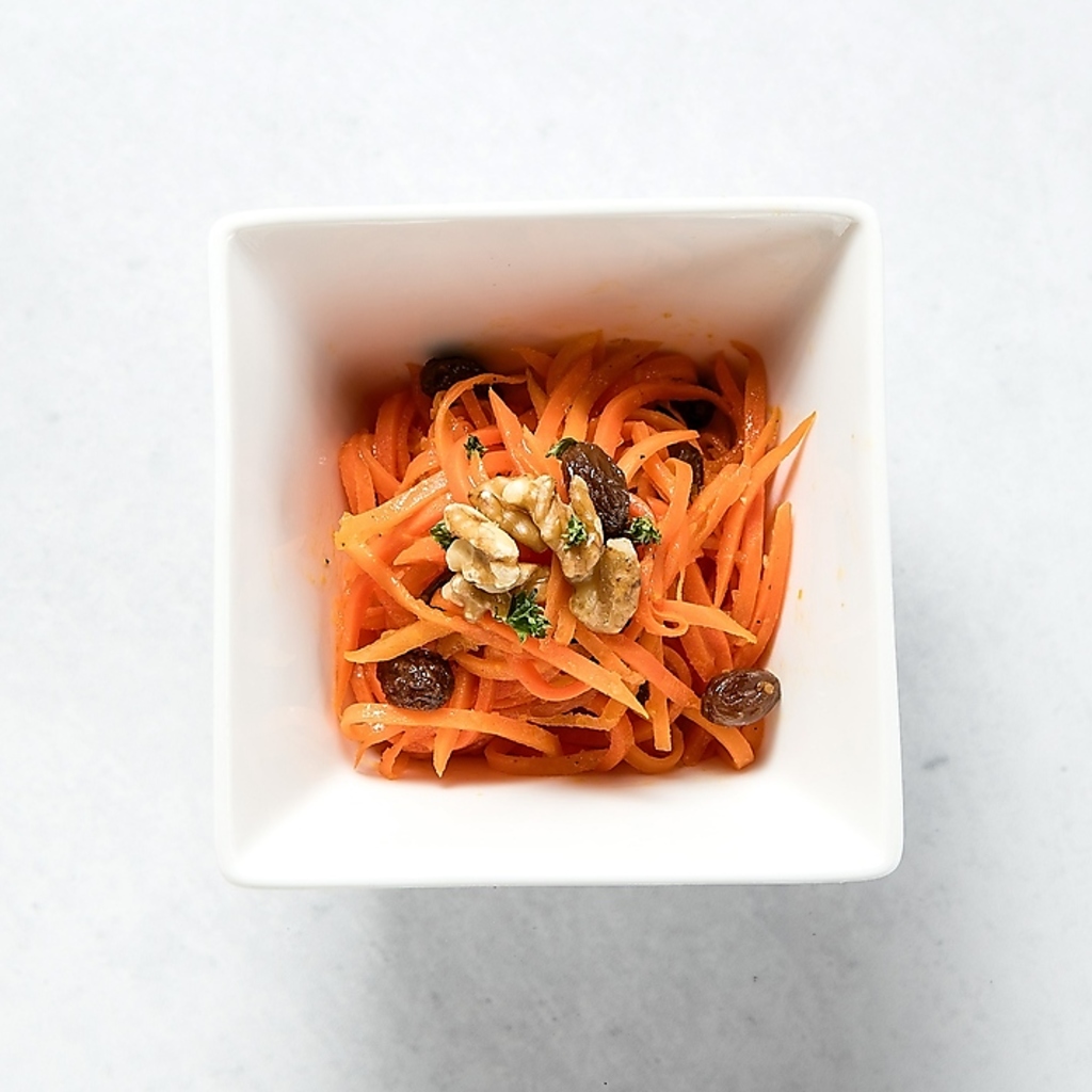 フレッシュなにんじんを使用したキャロットラペは酸味と甘味がクセになる一皿。さっぱりお口直しに◎