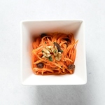 フレッシュなにんじんを使用したキャロットラペは酸味と甘味がクセになる一皿。さっぱりお口直しに◎