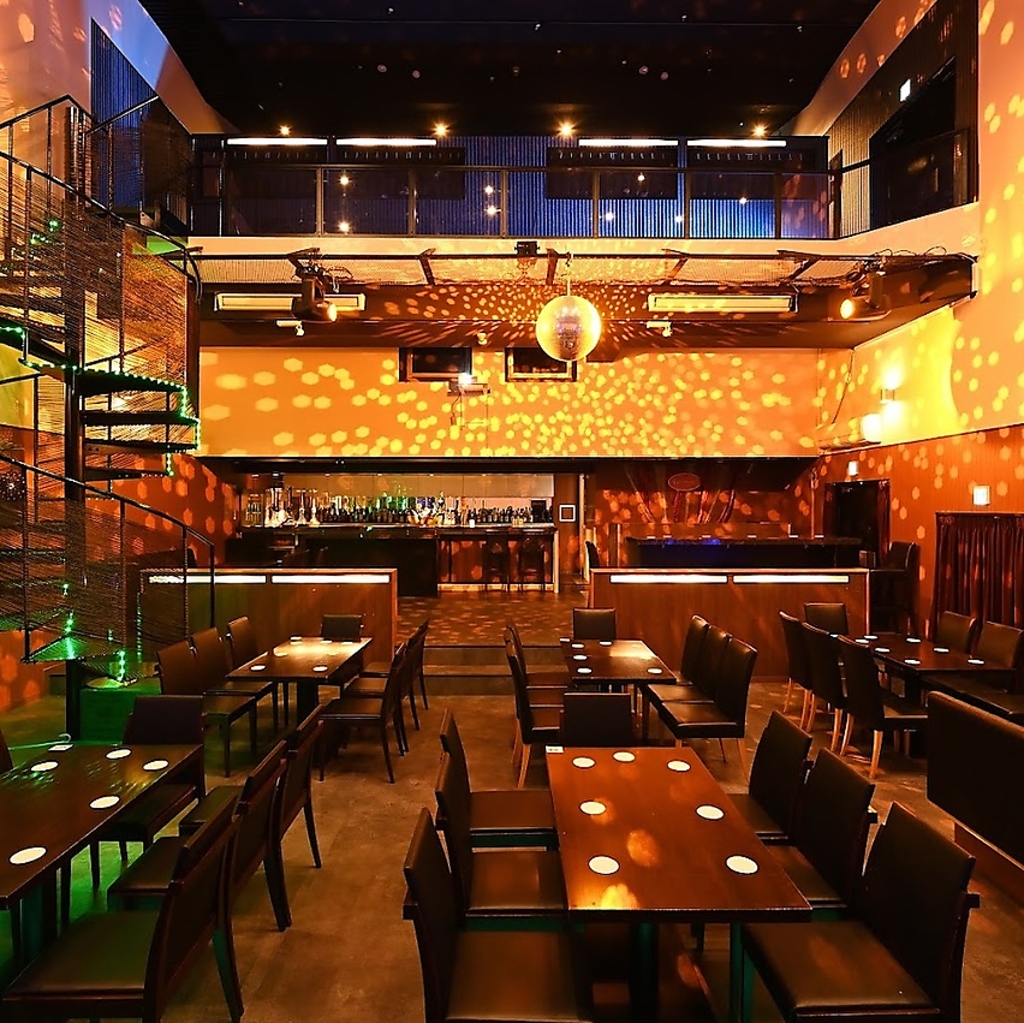 貸切は30名様からご利用可能。着席時は最大80名様、立食時はなんと最大150名様までご利用可能です。