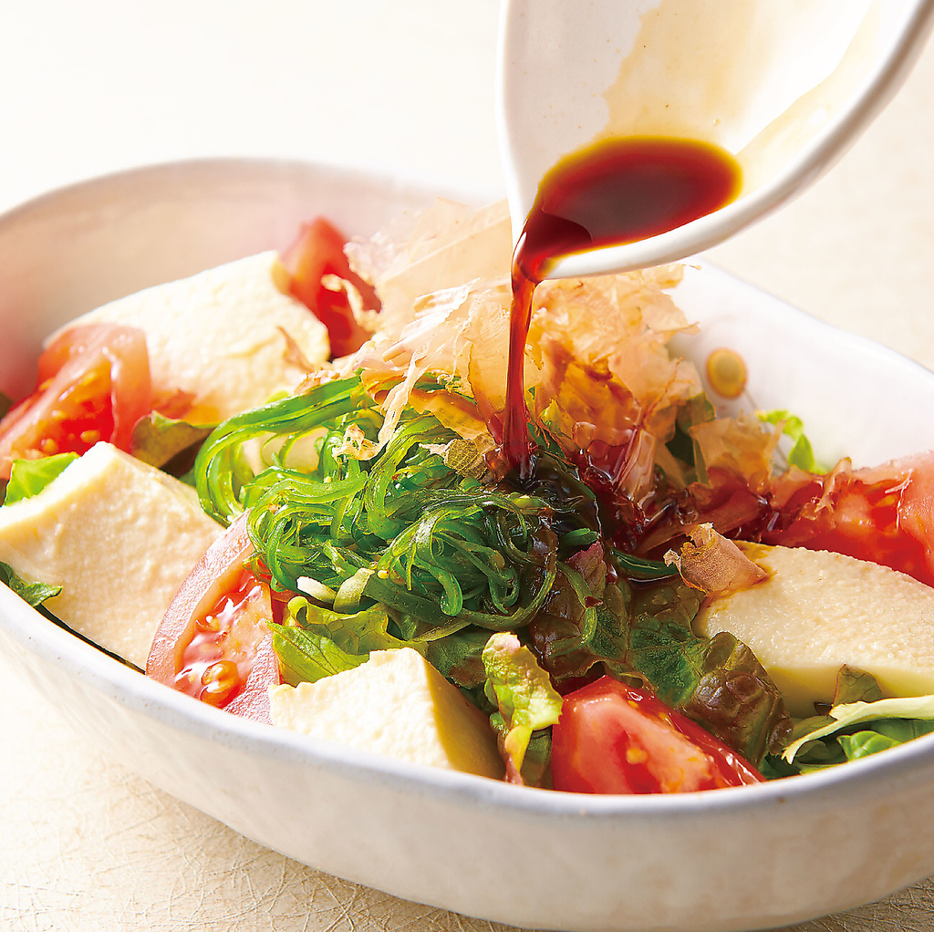 シャキシャキの茎わかめと豆腐を、さっぱりポン酢で仕上げました。