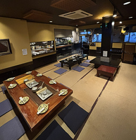 店内にはカウンター、テーブル、お座敷もご用意。