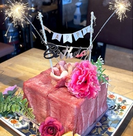 『プレミアお祝い肉ケーキ』！