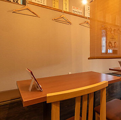 充実した広さと清潔感もあり、落ち着く雰囲気が特徴な店内