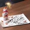 誕生日や記念日のお祝いには、見た目も華やかなロールケーキをご用意！サプライズ演出にもぴったりで、大切な方への特別な一日をより思い出深いものに。ご友人やご家族、恋人へのお祝いはもちろん、歓送迎会などイベント利用にもお勧めです。メッセージや演出のご相談も承っておりますので、お気軽にお問い合わせ下さい。