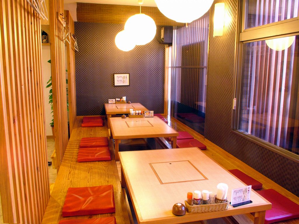 清潔感あふれる店内は明るく雰囲気も抜群！掘りごたつなので足もともゆったりぃ♪