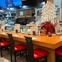 繰り広げられる職人技を目の前で楽しめるカウンター席（10名様まで）カウンター席は、直接目利きして仕入れる鮮度抜群の魚や信頼ある業者から仕入れる季節の野菜など、厳選素材に向き合う職人の手仕事を見られるライブ感あふれる特等席。お仕事帰りのちょい飲みにぜひお立ち寄りください。