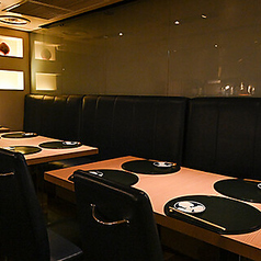 複数人でのご利用に最適なテーブル席です。周りを気にせず、会話を楽しみながらお食事をすることができます。