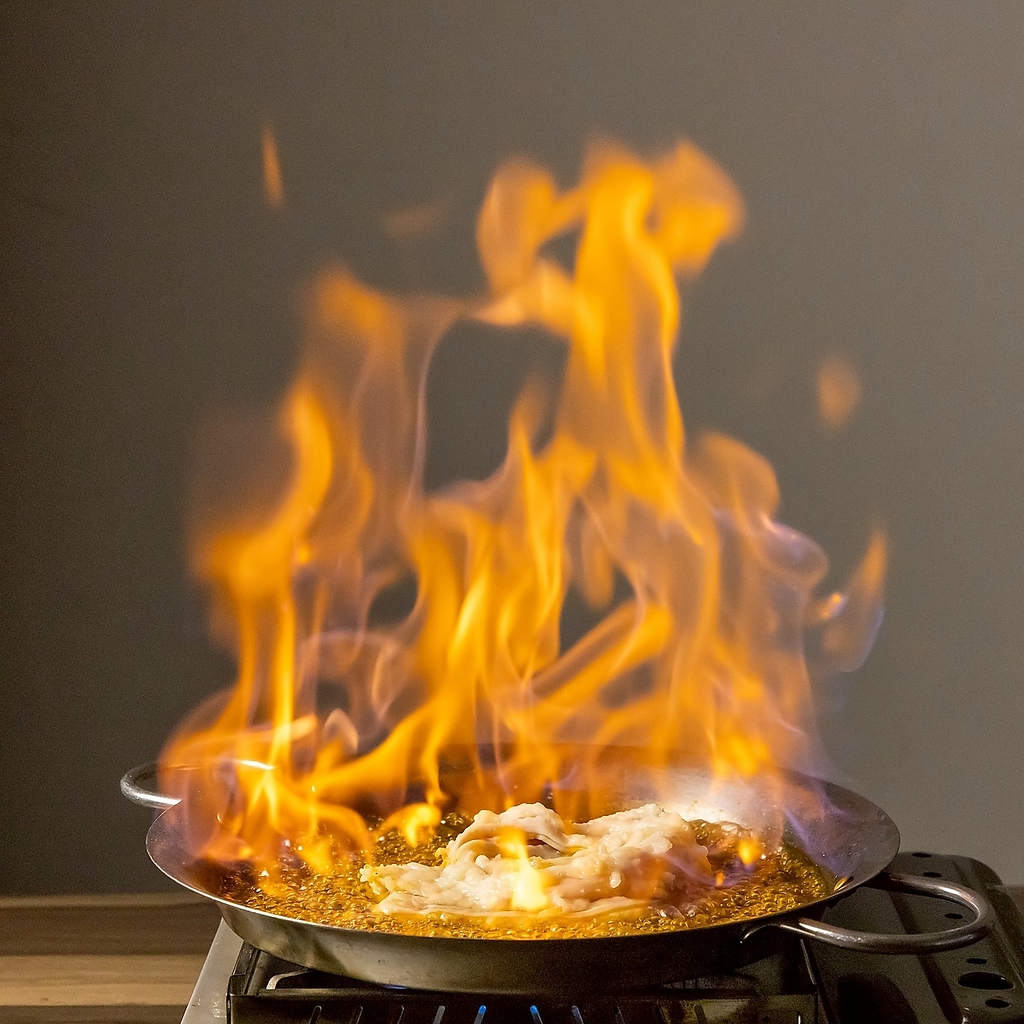 炎の鉄板鍋～ホルモン、豚バラ、鶏ももをバーニングしてさらに風味よく仕上げます。山盛り野菜も◎