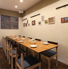 【15名様まで可能なテーブル席】白と木目を基調としたおしゃれな店内。15名様までご利用頂ける2名様用のテーブル席を設けております。少人数での女子会やママ会などにも◎ちょっとした飲み会や大人数でのご利用などのご相談はお気軽にお問い合わせください。ナチュラルモダンな広々空間でごゆっくりとお寛ぎください。