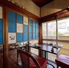 扉で仕切られているのでお隣も気になりにくいお席も完備！