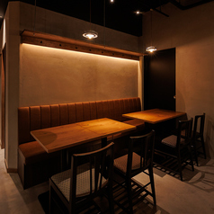【テーブル2-4名様】普段の飲み会からデートや記念日や接待のご利用にオススメの少人数様向けテーブル席を完備しております。大人の隠れ家的雰囲気の店内でゆったりとお食事をお楽しみください。お席だけのご予約や当日のご予約も受け付けております！渋谷での女子会・デートなどは当店にお任せください。