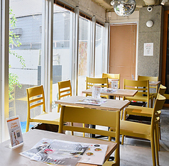 大きな窓が気持ちの良い店内です。