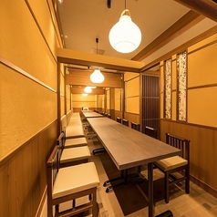 中規模のご宴会に最適な、最大26名様までご利用可能な広々とした半個室席を完備！仕切りを調整することで、人数に合わせた最適な空間をご提供いたします。日本橋駅直結という好立地もあり、会社行事や同窓会など、大人数での集まりにも大変便利です◎一体感のある空間で、賑やかな宴の時間をお過ごしください。