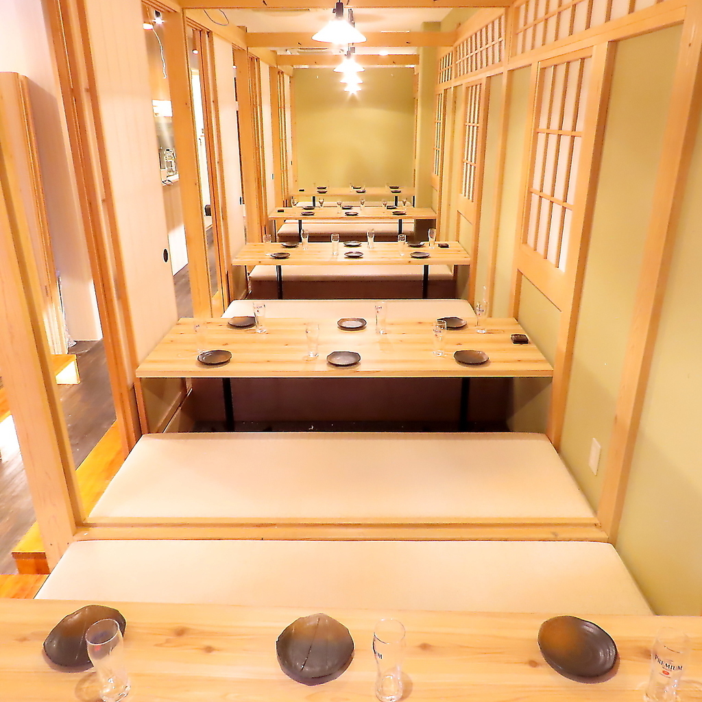 【7月1日OPEN】きれいな店内には、個室の掘りごたつ席やテーブル席、カウンター席もご用意！