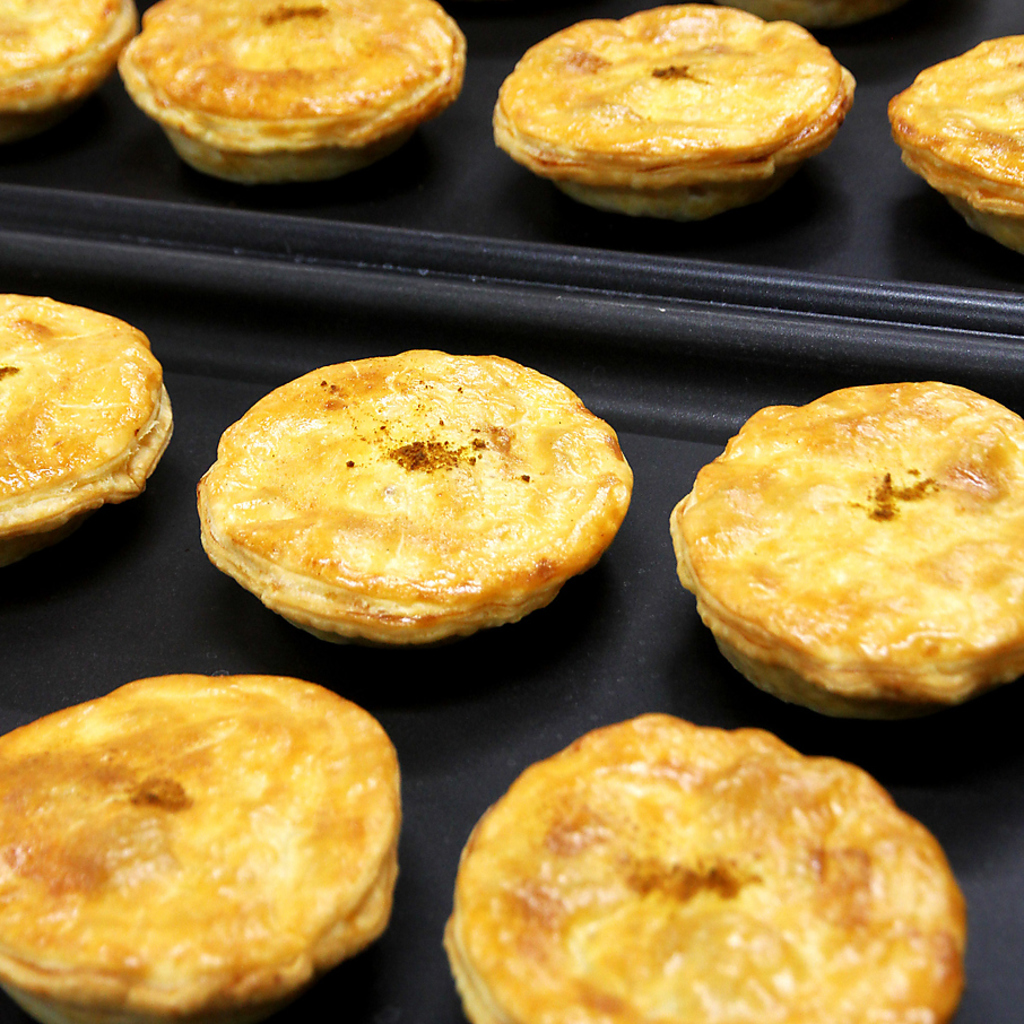 手作りの美味しさをお届け。こんがりと焼きあがったパイ生地は香り高く、食欲をそそります。