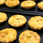 手作りの美味しさをお届け。こんがりと焼きあがったパイ生地は香り高く、食欲をそそります。