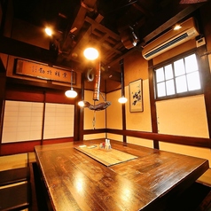 囲炉裏風な個室もございます。個室で回りを気にせず飲み会を楽しんで頂けるお席です☆会社の懇親会・二次会・同窓会などにいかがでしょうか☆※２０２０年３月以降、ソーシャルディスタンスにより席割・配席が変更しておりますので、詳しくは店舗へご確認下さいませ。