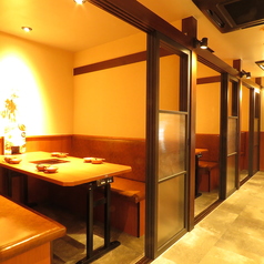 落ち着いた雰囲気の店内にはBOX席をご用意しております。周りのお席とは離れておりますので、個室でなくてもゆったりとご宴会をお楽しみいただけます。ぜひ素敵な宴会のひと時をお過ごしください♪予約受付中！