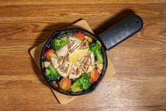 とろ～りまるごとカマンベールチーズのアヒージョ