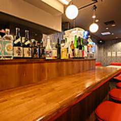 【サク飲み◎】入口近くにご用意したカウンター席は全7席。お仕事帰りにふらっと立ち寄れる、気軽さを大切にしたお席です。短時間のサク飲みや一杯だけのちょい飲みにも最適で、ドリンクの提供もスムーズ。肩ひじ張らずに過ごせる距離感と落ち着いた雰囲気の中で、一日の締めくくりに気軽なひとときをお楽しみいただけます