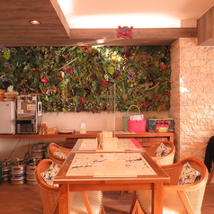 オーダーメイドのかわいいテーブルです。広々とお座りいただけます。