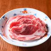 【やまか魅力紹介　その1】≪鮮度にこだわり！オーダーが入ってから手切りでご提供≫　当店は羊肉を半頭買いで仕入れており、オーダーが入ってから熟練の職人が手切りでご提供するため、新鮮なままお客様にお召し上がりいただけます！