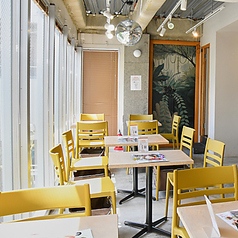 テーブル席は大人数でも対応可能です。