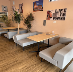 店内には4名掛けのソファ席が2卓あり、家族や友人との集まり、女子会やママ会にぴったりな広々とした空間をご用意しています。ゆったりと座れるレイアウトで、会話も弾む心地よい雰囲気が魅力。記念日や特別な食事にも最適な、落ち着いたテーブル席です。