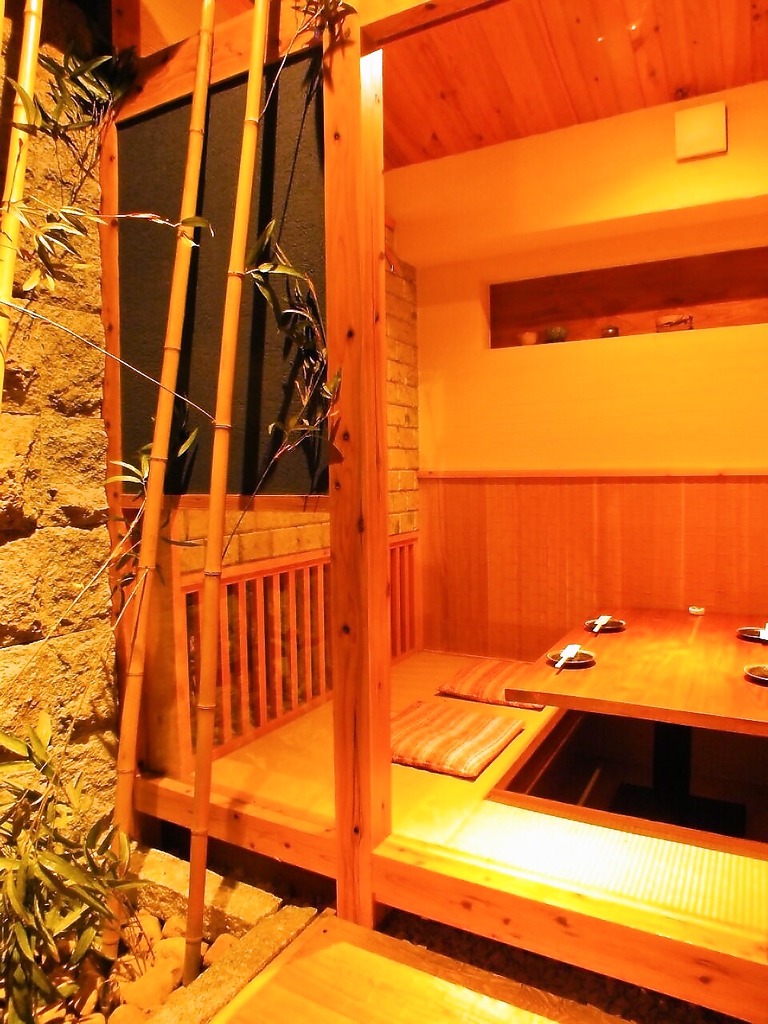 【2階】完全個室。『和』のあしらいに灯りの演出で上品な空間！