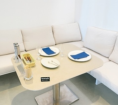 デートや食事利用にぴったりな2名様用半個室をご用意。ほどよい距離感と落ち着いた雰囲気で、ゆっくりと会話や食事を楽しめます。照明やインテリアにもこだわった空間で、特別なひとときをお過ごしください。