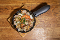 ド定番の魚介のアヒージョ