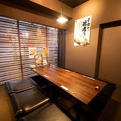 木の温もり溢れる和空間で、ホッと心安らぐひと時を。4名様まで利用可能な掘りごたつ席は、足元を伸ばしてご自宅感覚でリラックスできるのが魅力です。気の合う仲間とわいわい楽しむ飲み会や、お仕事帰りの気軽なお食事にもぴったり！6名様まで対応可能ですので、少人数での集まりにぜひご利用ください。