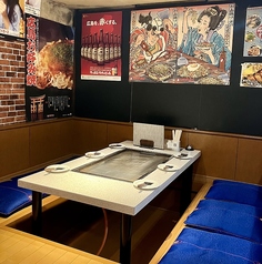 ゆったりくつろげる掘りごたつ式の座敷席。ファミリーや仲間との集まりに最適です。小宴会や会社宴会にも人気のお席です。