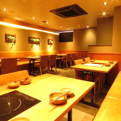 合コンや女子会、接待におすすめのテーブル個室をご用意しております。ダウンライトが大人の空間を演出致します。当店自慢のお食事をごゆっくりお楽しみいただける個室となっておりますので、ご希望のお客様はご予約がおすすめです♪