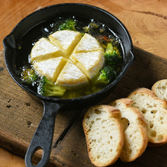 丸ごとカマンベールのアヒージョ