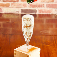 《錦糸町のワイン酒場》名物"升"こぼれスパークリング