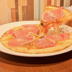 チーズたっぷりサンドピザ、生ハム乗せ
