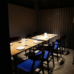 6名様から10名様までご利用可能◎　女子会や合コンにも最適な少人数様向け個室席は程よい広さで快適にお過ごしいただけるお席となっております。特別な日のご利用に絶品料理やワインで精一杯おもてなしさせていただきます！
