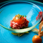 『焼肉　ミスジ』九条ネギとタレ、卵黄とお召し上がりください。