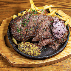 大人気！赤ワインバターが決め手！「牛ステーキ&ポテトフリット」