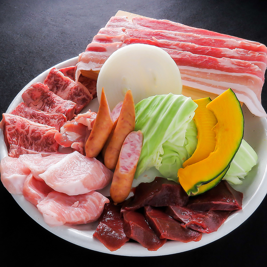 牛肉だけでなく豚肉や鶏肉、焼き野菜など絶品焼肉をお楽しみいただけます！ボリューム満点で大満足★